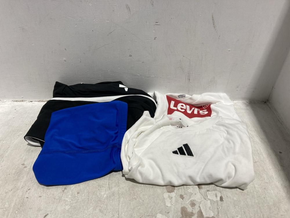 Lot 1319  
            Chesterfield SR44 - Parcel Delivery Only 

                
4 X ASSORTED CLOTHING TO INCLUDE ADIDAS T SHIRT SIZE XL (LOCATION: B1)