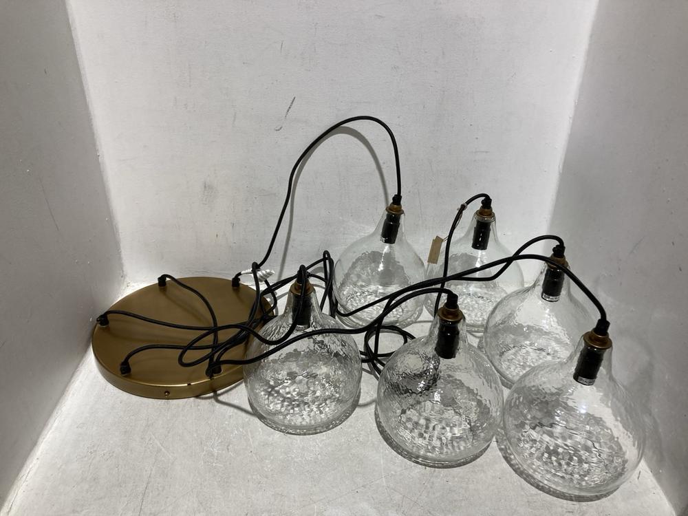 Lot 132  
            Chesterfield SR44 - Parcel Delivery Only 

                
NKUKU ZIVA STATEMENT RECYCLED GLASS CLUSTER PENDANT - CLEAR - ONE SIZE - ITEM NO....