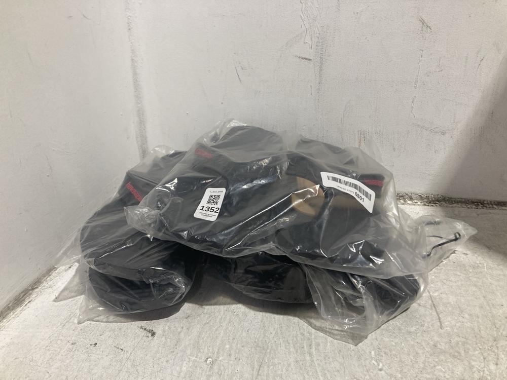 Lot 1352  
            Chesterfield SR44 - Parcel Delivery Only 

                
4 X ASSORTED FOOTWEAR TO INCLUDE HAVAIANAS SLIDERS UK 8 (LOCATION: B2)