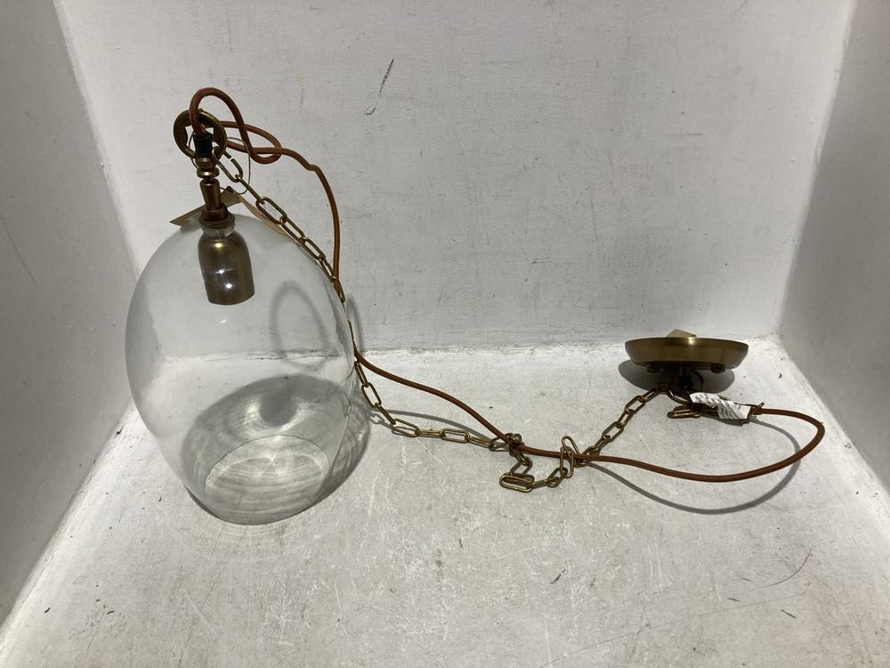 Lot 135  
            Chesterfield SR44 - Parcel Delivery Only 

                
NKUKU OTORO RECYCLED GLASS PENDANT - CLEAR - SMALL OVAL - ITEM NO. OP1401 - ORIGI...