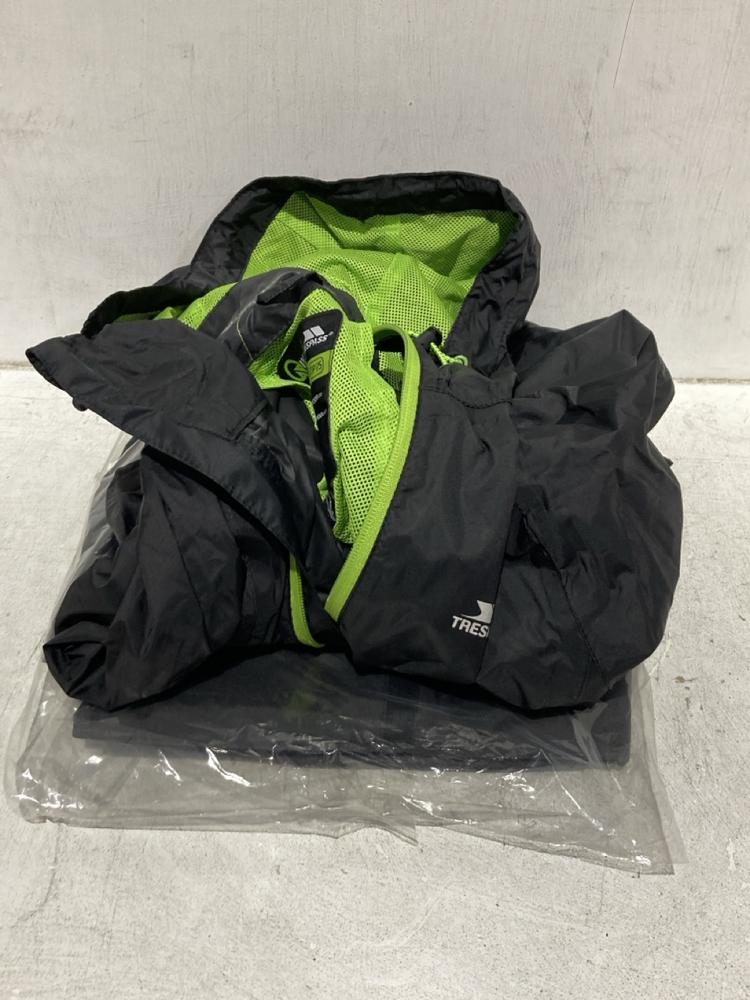 Lot 1390  
            Chesterfield SR44 - Parcel Delivery Only 

                
TRESPASS QIKPAC WP COAT IN BLACK SIZE S TO INCLUDE HOTSUIT JACKET SIZE LARGE (LOC...