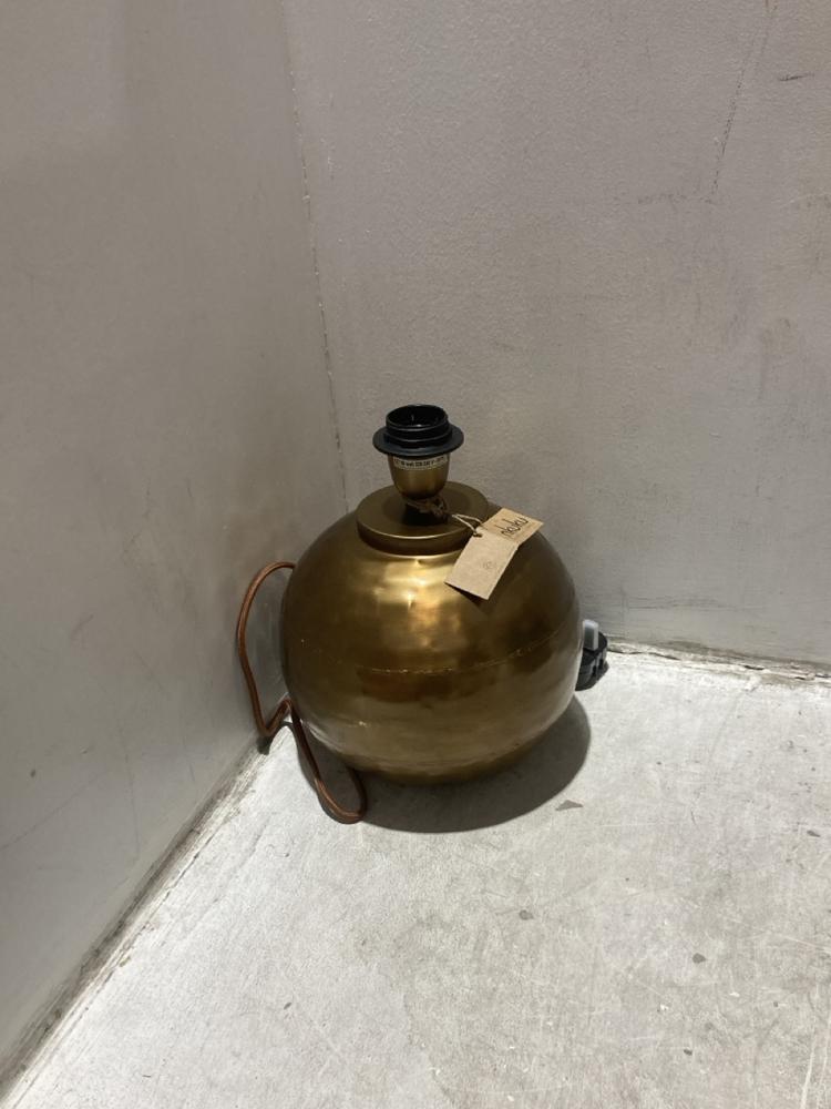 Lot 146  
            Chesterfield SR44 - Parcel Delivery Only 

                
NKUKU RASAN TABLE LAMP - ANTIQUE BRASS - ITEM NO. RL4901 - ORIGINAL RRP £135 (LOC...