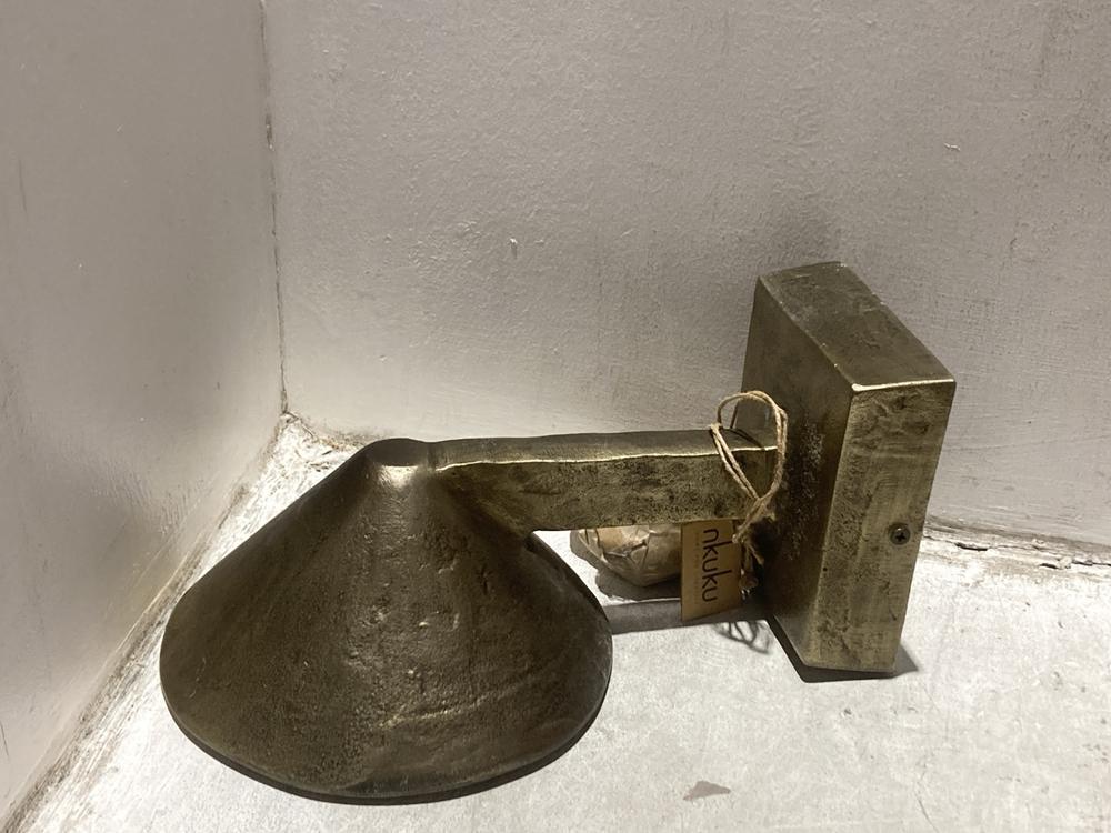 Lot 147  
            Chesterfield SR44 - Parcel Delivery Only 

                
NKUKU RHYA OUTDOOR WALL LAMP - ANTIQUE BRASS - ITEM NO. RL5101 - ORIGINAL RRP £16...