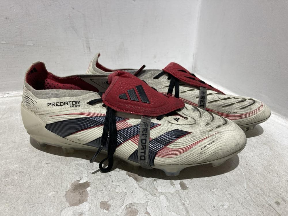 Lot 1543  
            Chesterfield SR44 - Parcel Delivery Only 

                
ADIDAS PREDATOR FOLD OVER TONGUE FOOTBALL BOOTS IN WHITE/RED SIZE 6 UK (LOCATION:...