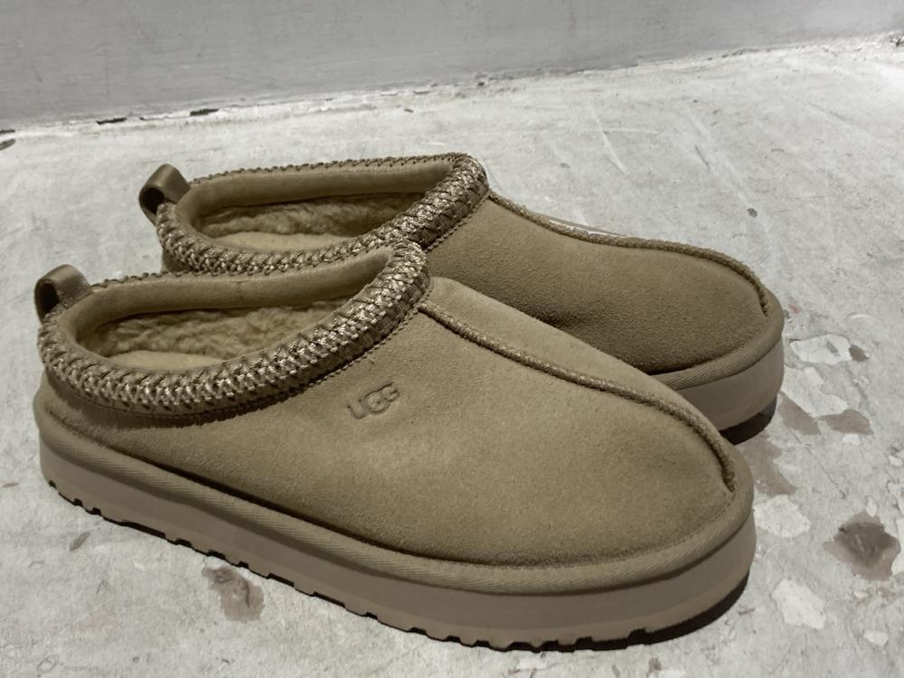 Lot 1544  
            Chesterfield SR44 - Parcel Delivery Only 

                
UGG TAZZ SLIPPERS IN BEIGE SIZE 37 (LOCATION: B8)