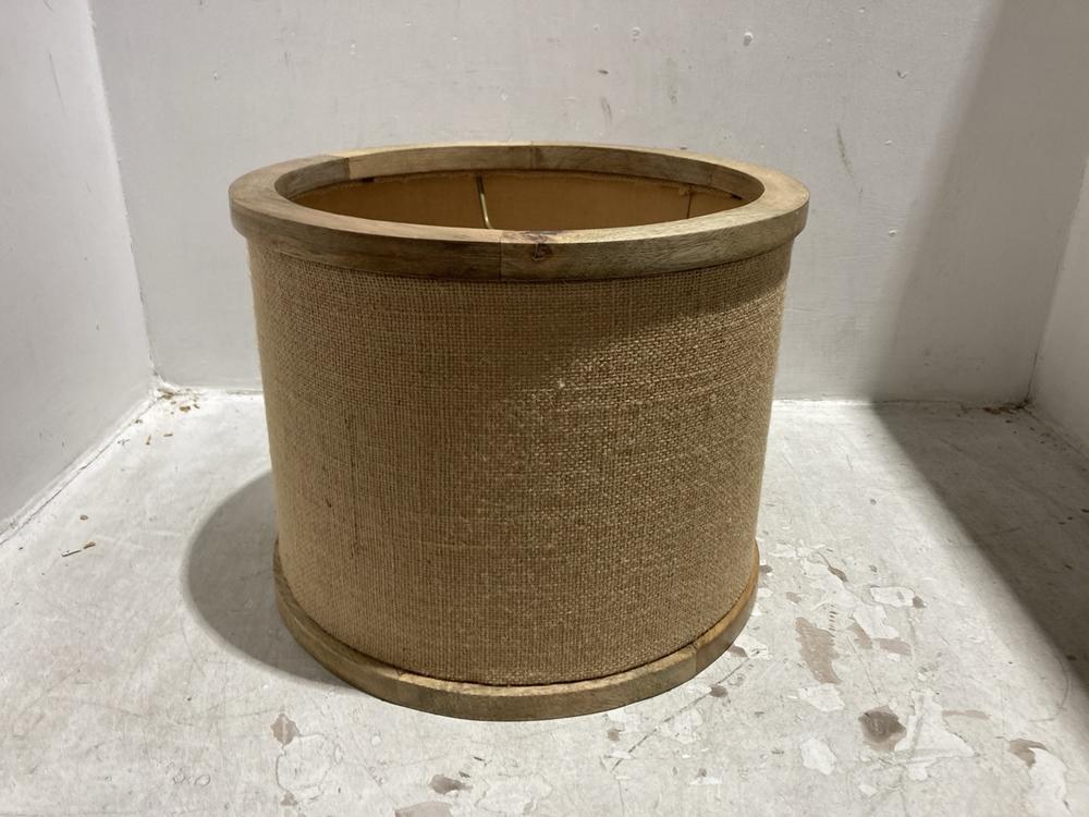 Lot 164  
            Chesterfield SR44 - Parcel Delivery Only 

                
NKUKU DARAT MANGO WOOD & JUTE LAMPSHADE - NATURAL - SMALL - ITEM NO. DL0802 - ORI...