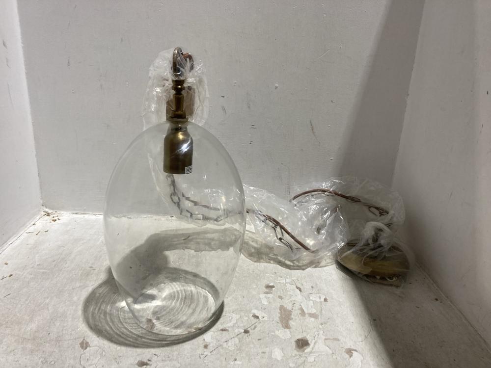 Lot 165  
            Chesterfield SR44 - Parcel Delivery Only 

                
NKUKU OTORO RECYCLED GLASS PENDANT - CLEAR - SMALL OVAL - ITEM NO. OP1401 - ORIGI...