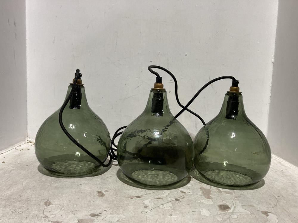 Lot 170  
            Chesterfield SR44 - Parcel Delivery Only 

                
NKUKU ZIVA RECYCLED GLASS CLUSTER PENDANT - GREEN SMOKE - ONE SIZE - ITEM NO. ZL0...