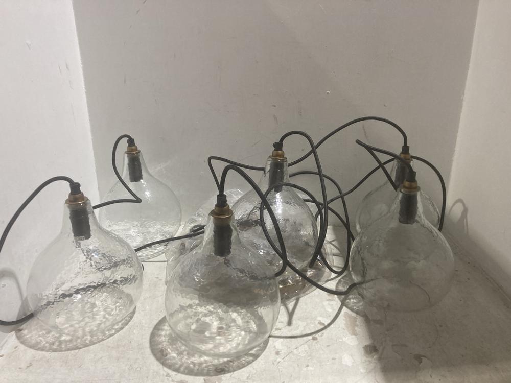 Lot 174  
            Chesterfield SR44 - Parcel Delivery Only 

                
NKUKU ZIVA STATEMENT RECYCLED GLASS CLUSTER PENDANT - CLEAR - ONE SIZE - ITEM NO....