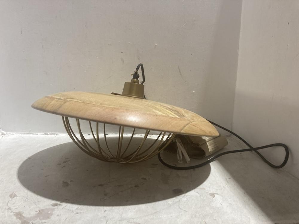 Lot 178  
            Chesterfield SR44 - Parcel Delivery Only 

                
NKUKU CHAKAI WOOD & METAL PENDANT - NATURAL - LARGE - ITEM NO. CP0501 - ORIGINAL ...