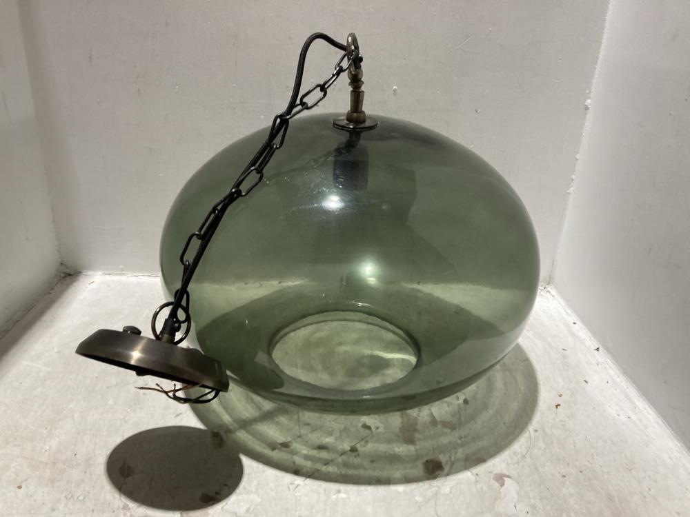 Lot 18  
            Chesterfield SR44 - Parcel Delivery Only 

                
NKUKU OTORO RECYCLED GLASS PENDANT - GREEN - LARGE ROUND - ITEM NO. OP2601 - ORIG...