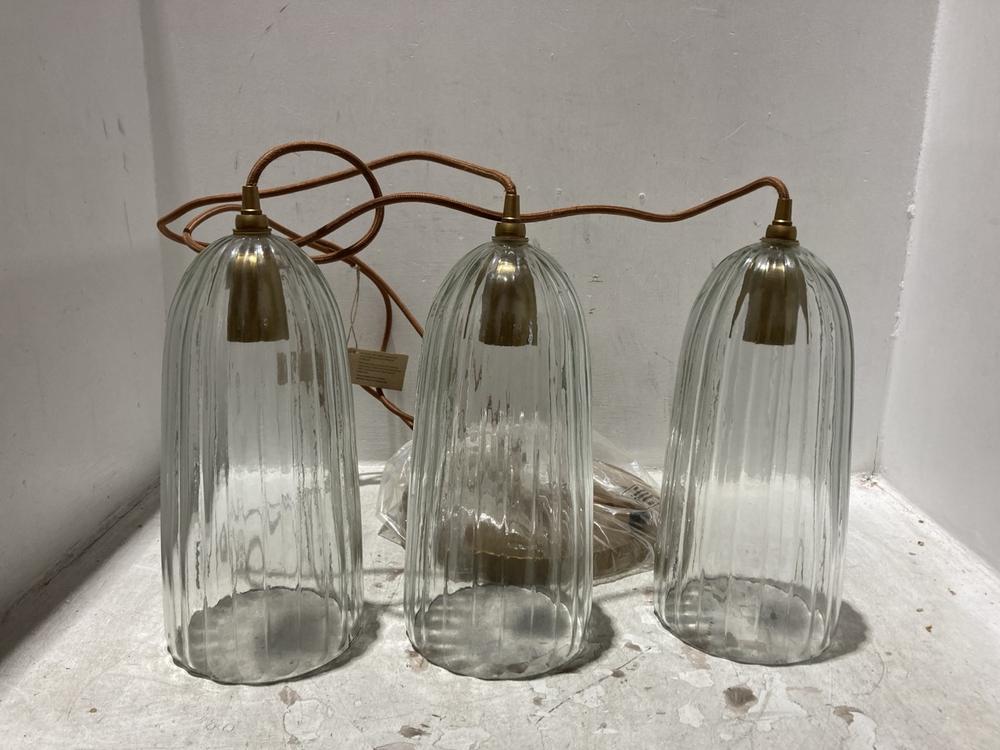 Lot 19  
            Chesterfield SR44 - Parcel Delivery Only 

                
NKUKU LUMINA FLUTED RECYCLED GLASS CLUSTER LIGHT - CLEAR - ITEM NO. LP0501 - ORIG...
