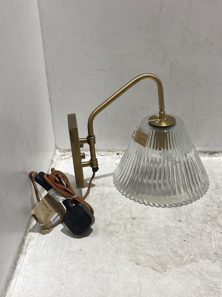 Lot 22  
            Chesterfield SR44 - Parcel Delivery Only 

                
NKUKU AKOLI GLASS WALL LAMP - CLEAR & ANTIQUE BRASS - ITEM NO. AL4401 - ORIGINAL ...