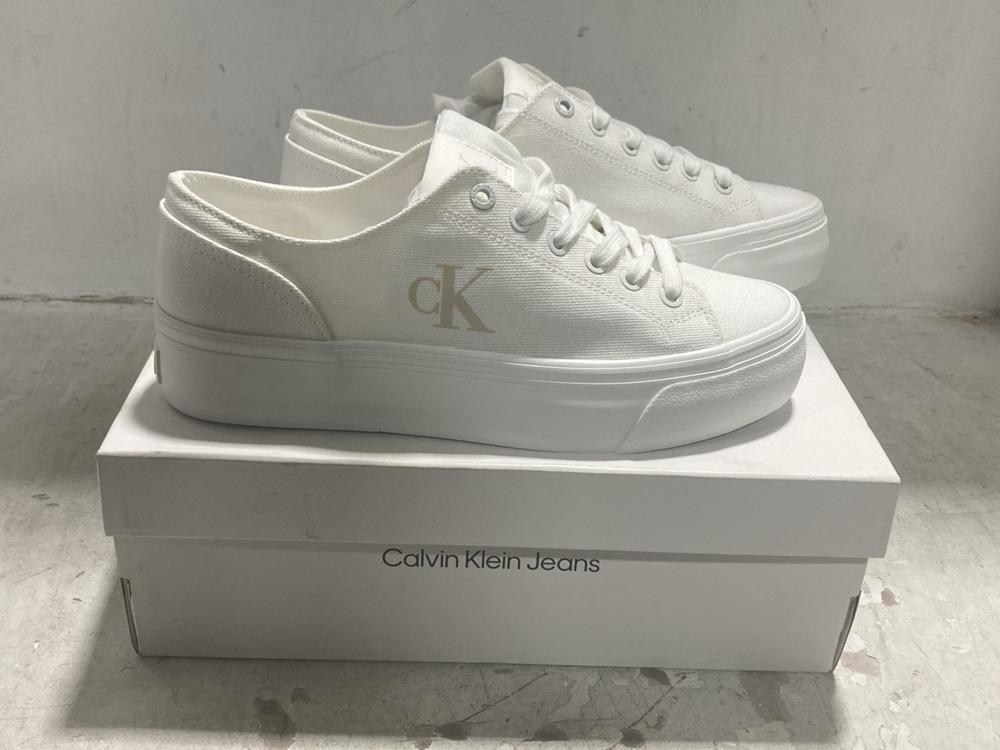 Lot 237  
            Chesterfield SR44 - Parcel Delivery Only 

                
CALVIN KLEIN FLATFORM SHOES IN WHITE - UK SIZE 7 (LOCATION: F1)