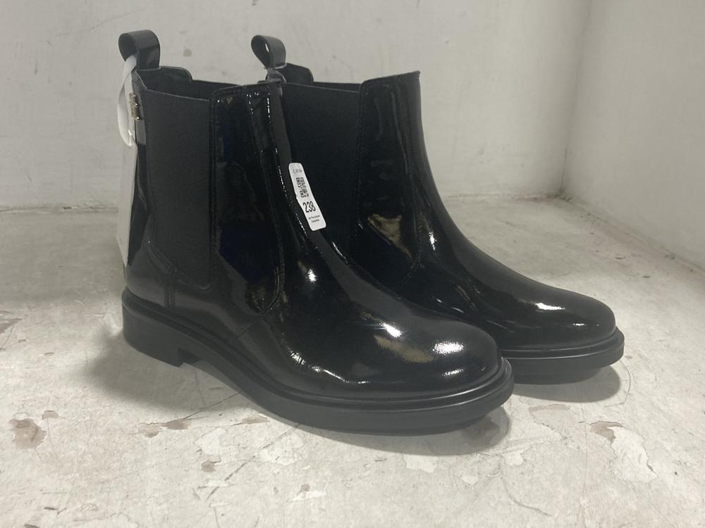Lot 238  
            Chesterfield SR44 - Parcel Delivery Only 

                
TOMMY HILFIGER CHELSEA BOOTS IN BLACK SIZE 3.5 (LOCATION: F1)