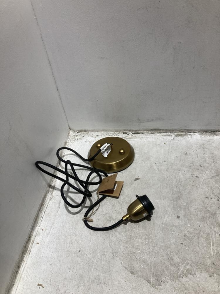 Lot 24  
            Chesterfield SR44 - Parcel Delivery Only 

                
5 X ASSORTED HOME ITEMS TO INCLUDE NKUKU VATTU MANGO WOOD PLUG IN WALL LAMP - NAT...