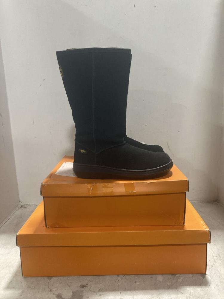 Lot 263  
            Chesterfield SR44 - Parcel Delivery Only 

                
3 X ASSORTED SHOES TO INCLUDE ROCKET DOG BOOTS IN BLACK SIZE 6 (LOCATION: F1)