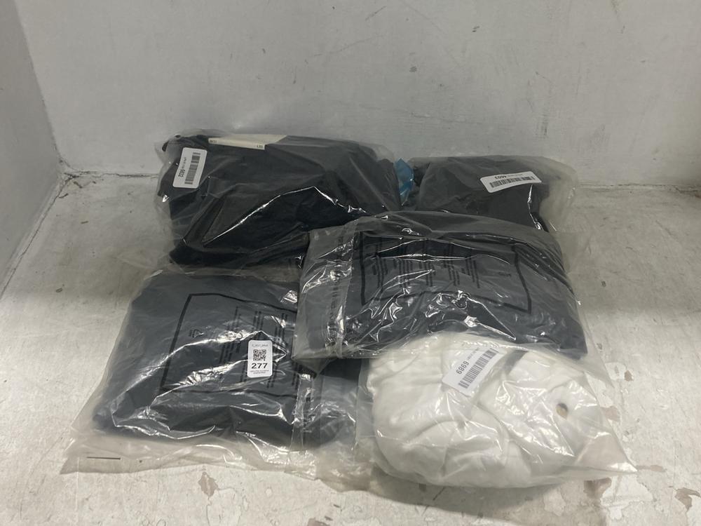 Lot 277  
            Chesterfield SR44 - Parcel Delivery Only 

                
5 X ASSORTED CLOTHING ITEMS TO INCLUDE TOMMY JEANS JERSEY TEE IN BLACK SIZE LARGE...