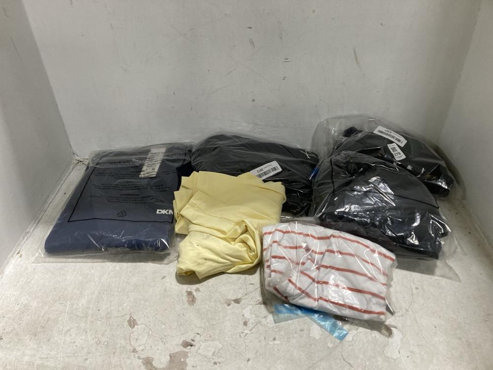 Lot 279  
            Chesterfield SR44 - Parcel Delivery Only 

                
6 X ASSORTED CLOTHING ITEMS TO INCLUDE JACK & JONES TEE SHIRT IN BLACK SIZE XXL (...