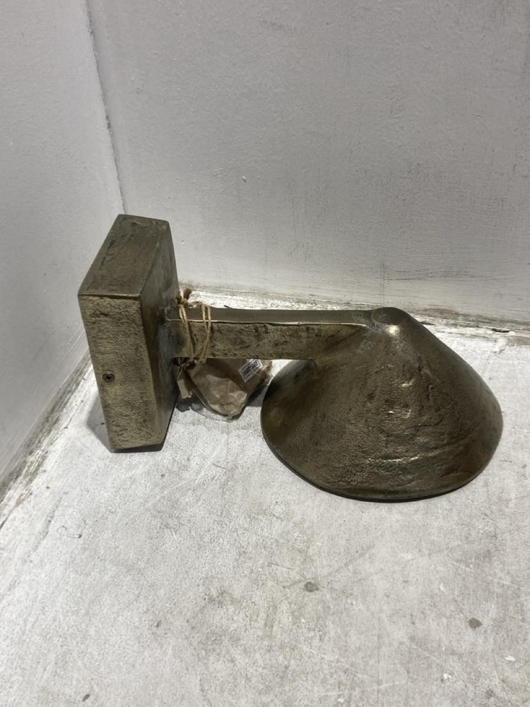 Lot 27  
            Chesterfield SR44 - Parcel Delivery Only 

                
NKUKU RHYA OUTDOOR WALL LAMP - ANTIQUE BRASS - ITEM NO. RL5101 - ORIGINAL RRP £16...