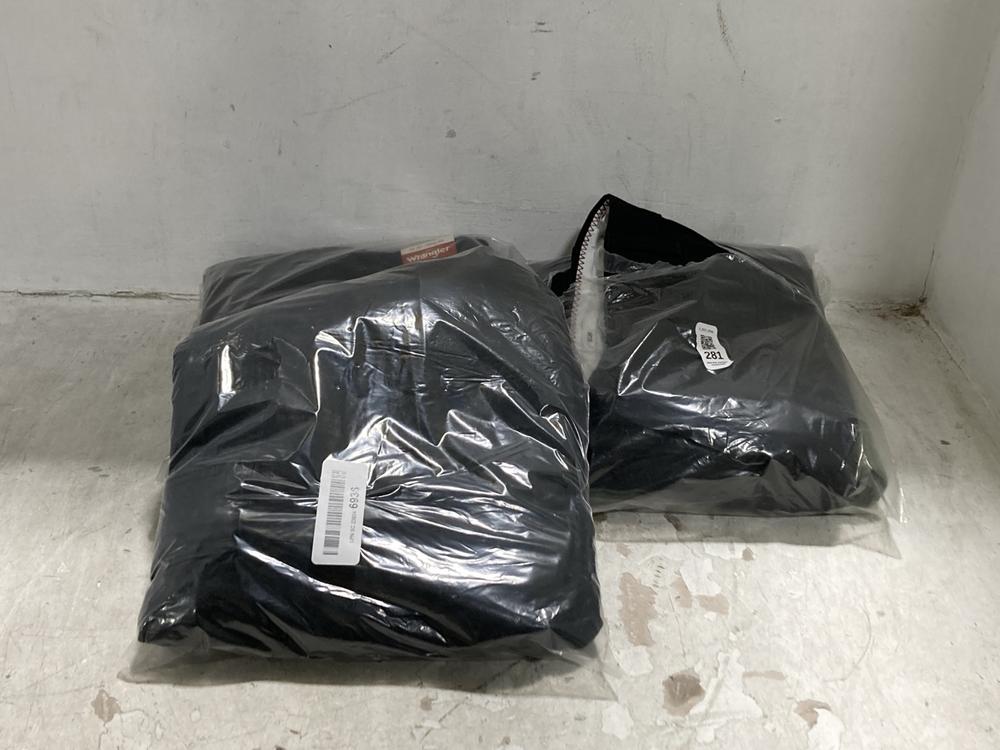 Lot 281  
            Chesterfield SR44 - Parcel Delivery Only 

                
3 X ASSORTED CLOTHING ITEMS TO INCLUDE JACK & JONES JEANS IN BLACK SIZE 18 SLIM (...
