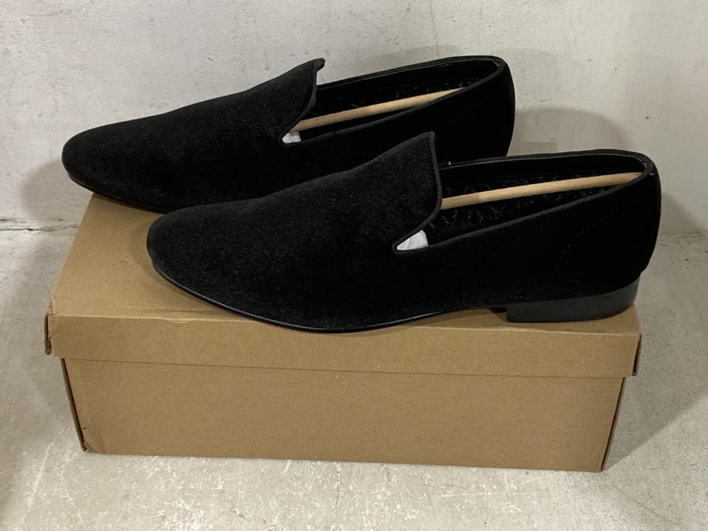 Lot 286  
            Chesterfield SR44 - Parcel Delivery Only 

                
STEVE MADDEN LAIGHT SHOES IN BLACK SIZE UK 7.5 TO INCLUDE PERPHY PEEP TOE SHOES I...