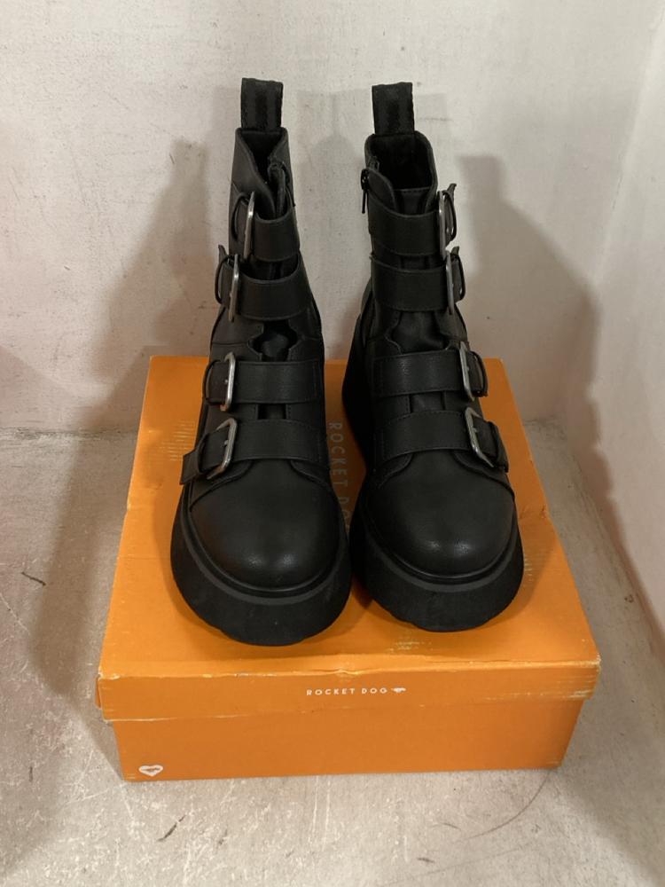 Lot 292  
            Chesterfield SR44 - Parcel Delivery Only 

                
3 X ASSORTED CLOTHES TO INCLUDE ROCKET DOG SLIPPERS IN BROWN SIZE 6 (LOCATION: F2)