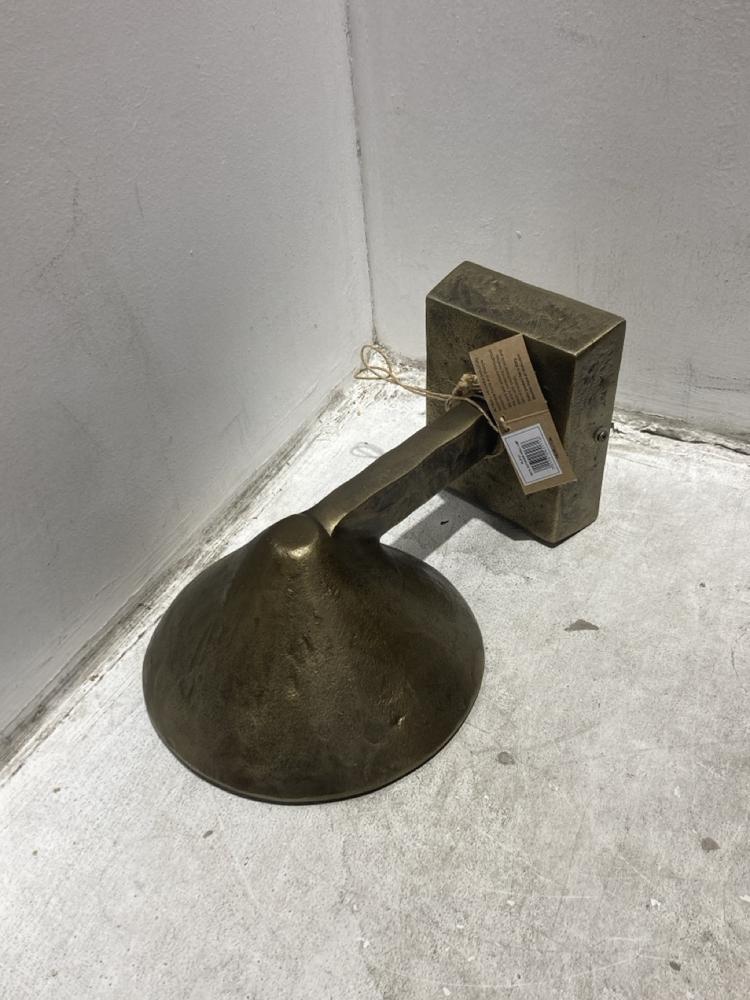 Lot 29  
            Chesterfield SR44 - Parcel Delivery Only 

                
NKUKU RHYA OUTDOOR WALL LAMP - ANTIQUE BRASS - ITEM NO. RL5101 - ORIGINAL RRP £16...