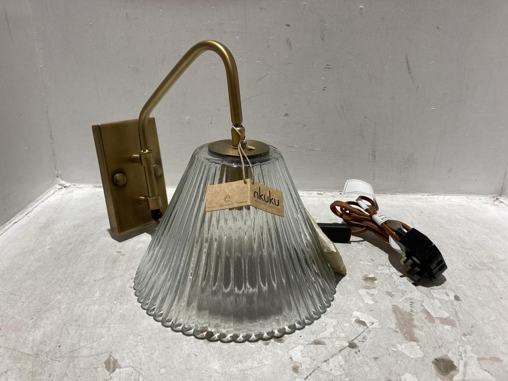 Lot 2  
            Chesterfield SR44 - Parcel Delivery Only 

                
NKUKU AKOLI GLASS WALL LAMP - CLEAR & ANTIQUE BRASS - ITEM NO. AL4401 - ORIGINAL ...
