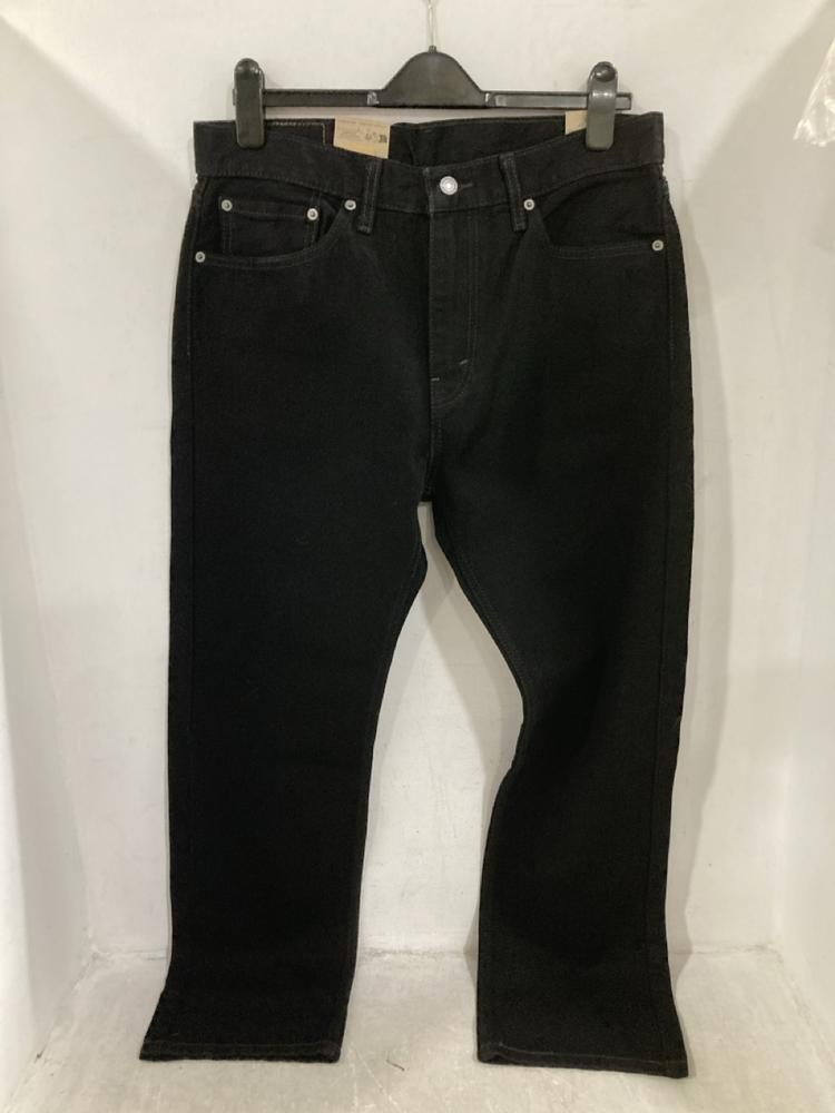 Lot 303  
            Chesterfield SR44 - Parcel Delivery Only 

                
3 X ASSORTED BRANDED CLOTHING ITEMS TO INCLUDE LEVI'S JEANS IN BLACK SIZE 34 (LOC...