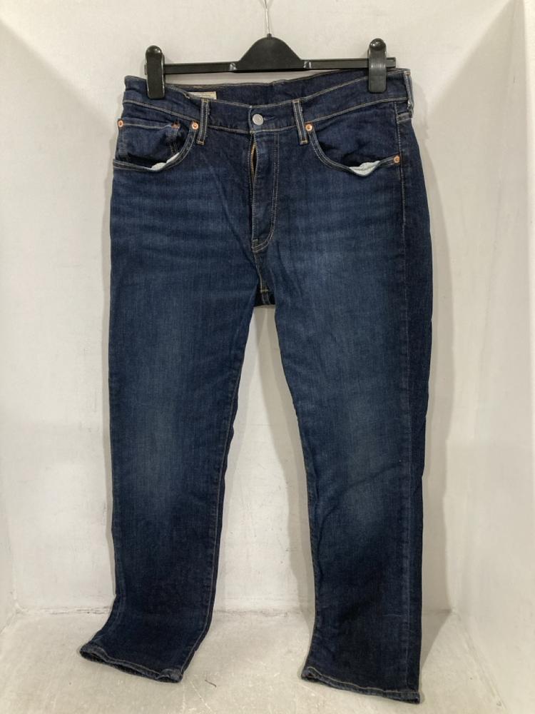 Lot 304  
            Chesterfield SR44 - Parcel Delivery Only 

                
4 X ASSORTED BRANDED CLOTHING ITEMS TO INCLUDE LEVI'S JEANS IN BLACK SIZE 32 (LOC...