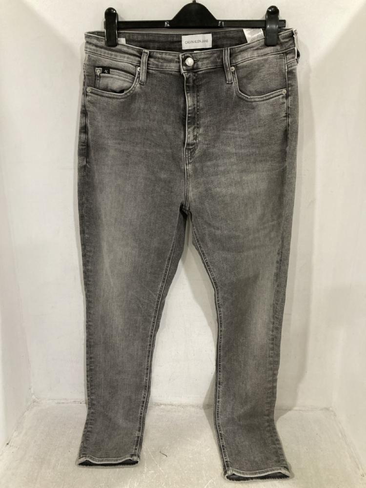 Lot 305  
            Chesterfield SR44 - Parcel Delivery Only 

                
3 X ASSORTED BRANDED CLOTHING ITEMS TO INCLUDE CALVIN KLEINS JEANS IN GREY SIZE 3...
