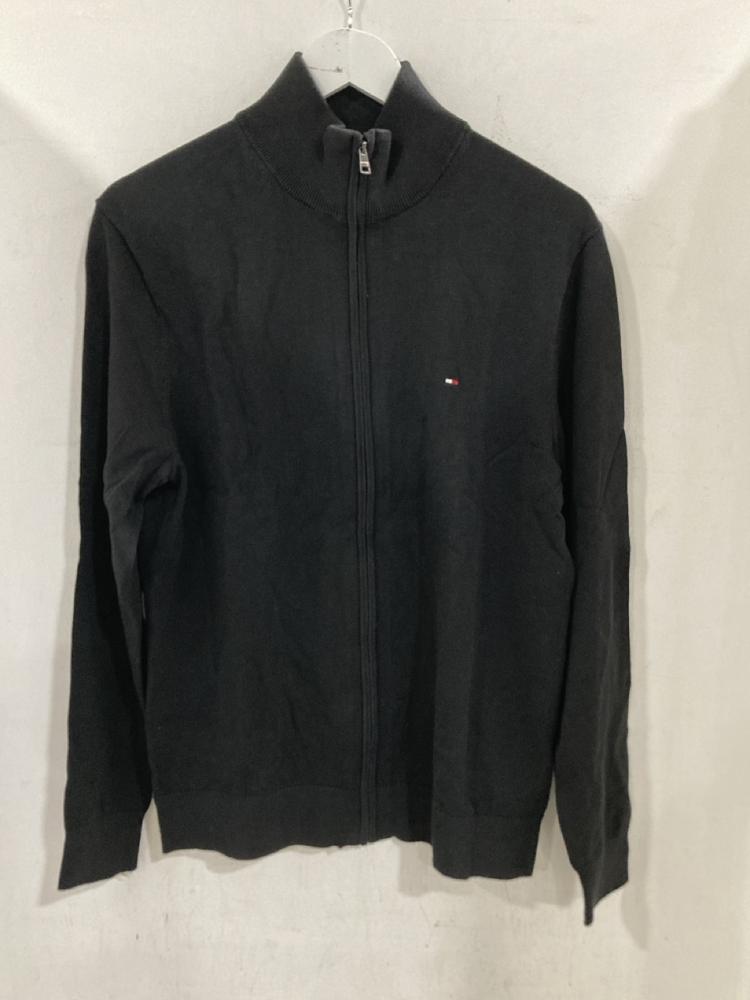 Lot 306  
            Chesterfield SR44 - Parcel Delivery Only 

                
6 X ASSORTED BRANDED CLOTHING ITEMS TO INCLUDE TOMMY HILFIGER ZIP UP FLEECE IN BL...