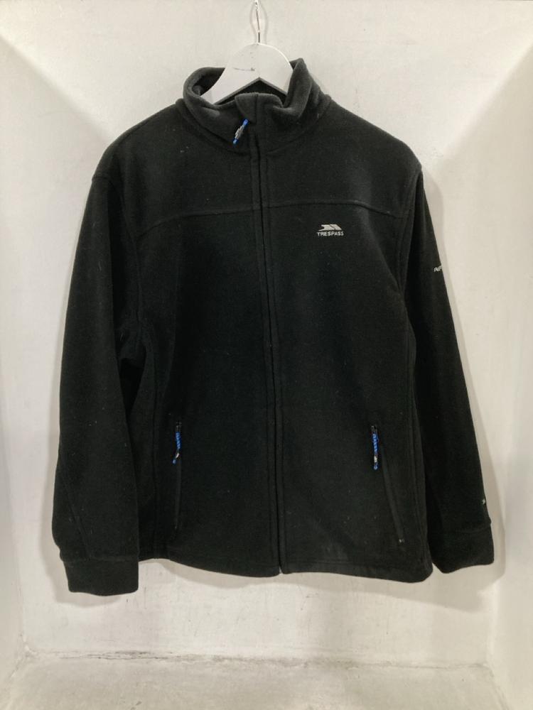 Lot 307  
            Chesterfield SR44 - Parcel Delivery Only 

                
4 X ASSORTED BRANDED CLOTHING ITEMS TO INCLUDE HACKETT LONDON JEANS IN BLUE SIZE ...