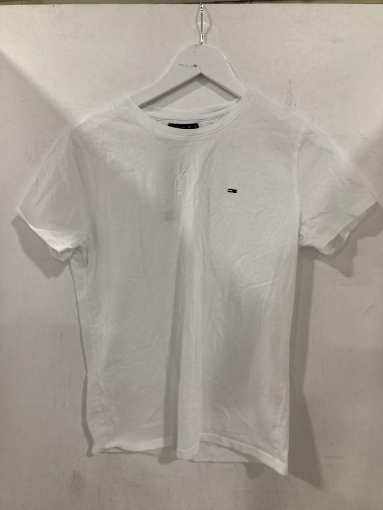 Lot 308  
            Chesterfield SR44 - Parcel Delivery Only 

                
5 X ASSORTED BRANDED CLOTHING ITEMS TO INCLUDE CALVIN KLEIN JUMPER IN BLACK SIZE ...