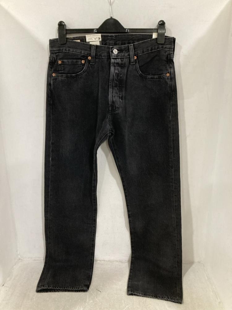 Lot 309  
            Chesterfield SR44 - Parcel Delivery Only 

                
3 X ASSORTED BRANDED CLOTHING ITEMS TO INCLUDE LEVI'S JEANS IN BLACK SIZE 29 (LOC...