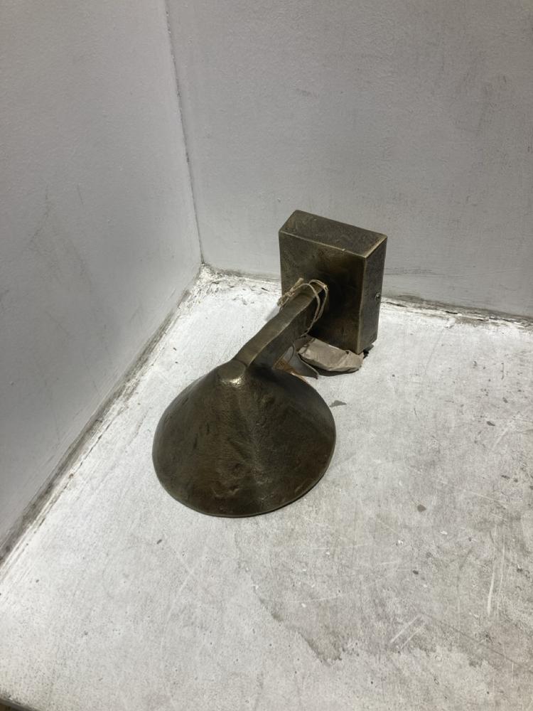 Lot 30  
            Chesterfield SR44 - Parcel Delivery Only 

                
NKUKU RHYA OUTDOOR WALL LAMP - ANTIQUE BRASS - ITEM NO. RL5101 - ORIGINAL RRP £16...