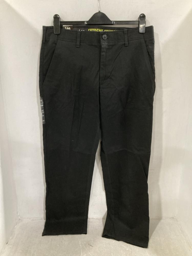 Lot 310  
            Chesterfield SR44 - Parcel Delivery Only 

                
3 X ASSORTED BRANDED CLOTHING ITEMS TO INCLUDE G-STAR JEANS IN CREAM SIZE 30 (LOC...