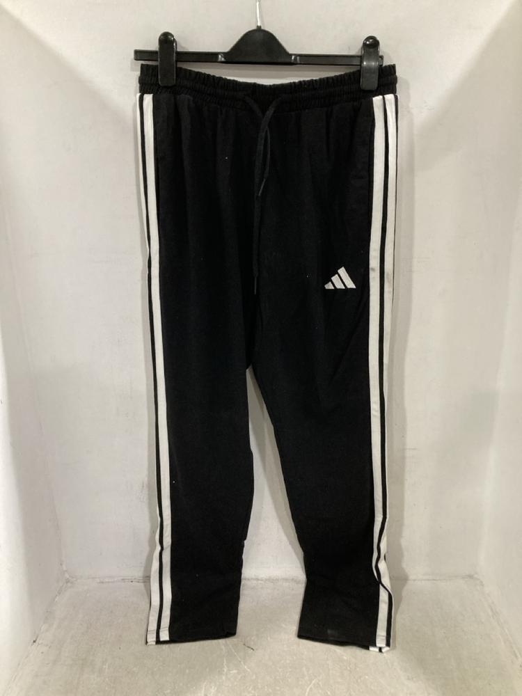 Lot 313  
            Chesterfield SR44 - Parcel Delivery Only 

                
5 X ASSORTED BRANDED CLOTHING ITEMS TO INCLUDE CALVIN KLEIN LONG TOP IN BLACK SIZ...