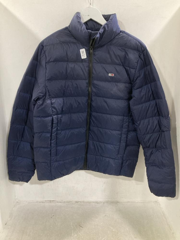 Lot 317  
            Chesterfield SR44 - Parcel Delivery Only 

                
TOMMY HILFIGER COAT IN BLUE SIZE M TO INCLUDE REGATTA COAT IN RED/BLACK SIZE XL (...