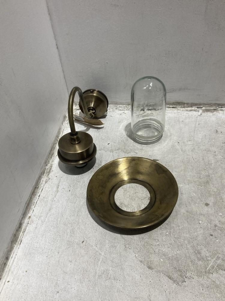 Lot 31  
            Chesterfield SR44 - Parcel Delivery Only 

                
NKUKU ALWAR OUTDOOR WALL LIGHT - ANTIQUE BRASS - ONE SIZE - ITEM NO. AL3401 - ORI...