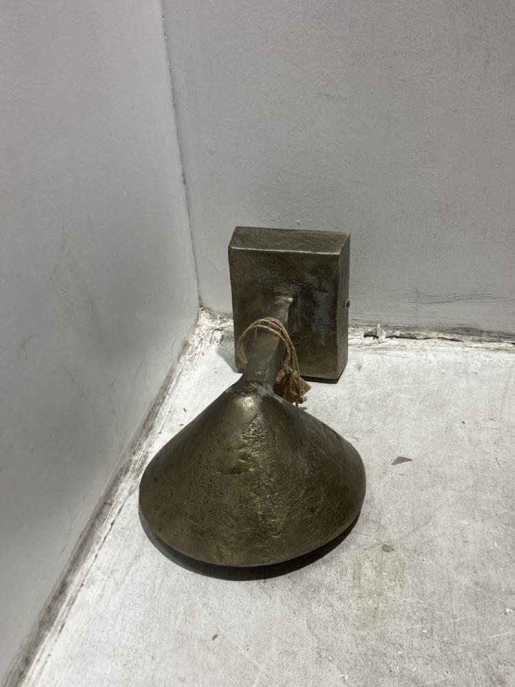 Lot 32  
            Chesterfield SR44 - Parcel Delivery Only 

                
NKUKU RHYA OUTDOOR WALL LAMP - ANTIQUE BRASS - ITEM NO. RL5101 - ORIGINAL RRP £16...