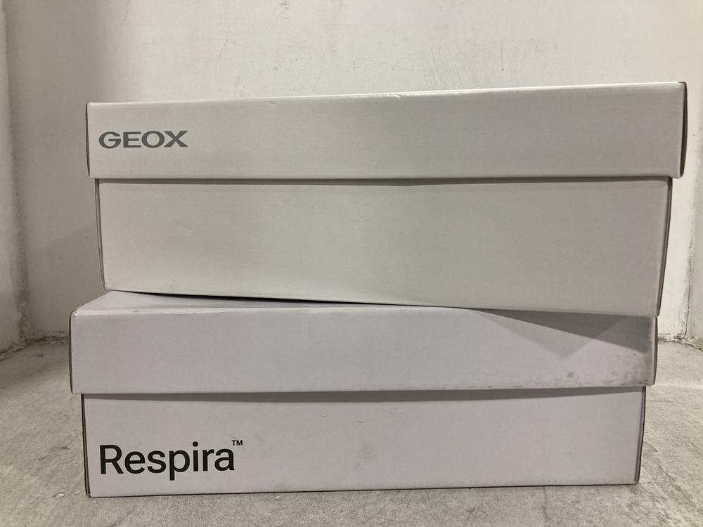 Lot 330  
            Chesterfield SR44 - Parcel Delivery Only 

                
GEOX COTTON+SUEDE SHOES IN NEBULA BLUE SIZE 9 TO INCLUDE GEOX CLAUDIO SUEDE SHOES...