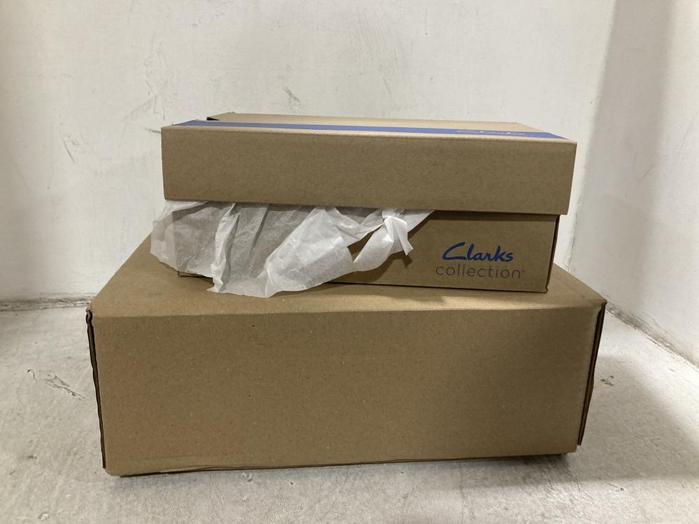 Lot 336  
            Chesterfield SR44 - Parcel Delivery Only 

                
CLARKS HOPE ROXANN IN BLACK SIZE 6 TO INCLUDE CLARKS SHOES IN BLACK SIZE 6.5 (LOC...