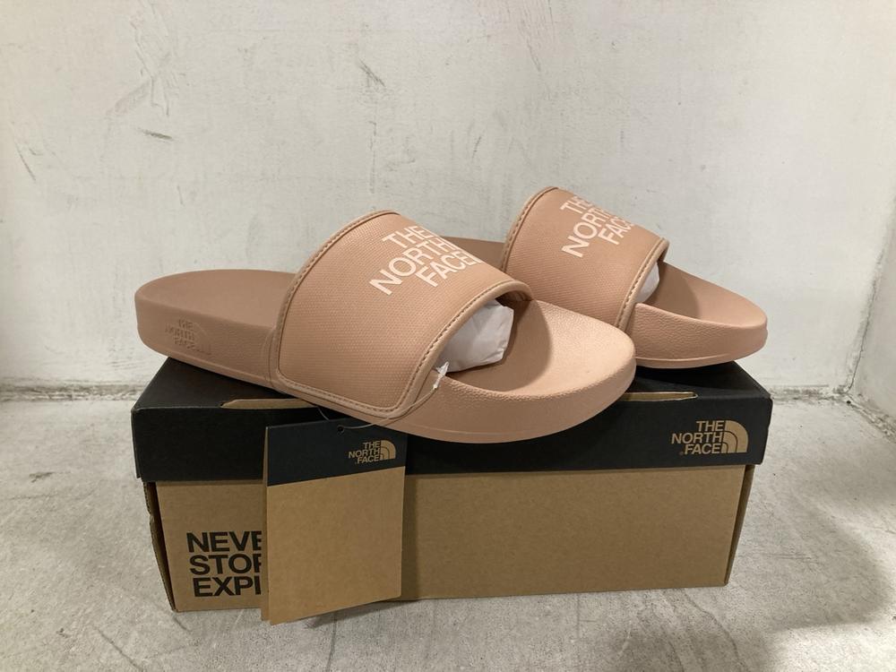 Lot 338  
            Chesterfield SR44 - Parcel Delivery Only 

                
THE NORTH FACE SLIPPERS IN NUDE SIZE 7(LOCATION: F3)