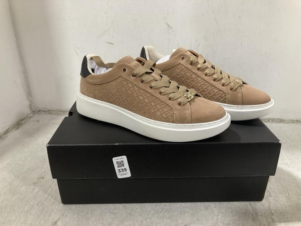 Lot 339  
            Chesterfield SR44 - Parcel Delivery Only 

                
BOSS SHOES IN BEIGE SIZE 6 (LOCATION: F3)