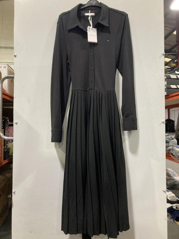 Lot 342  
            Chesterfield SR44 - Parcel Delivery Only 

                
TOMMY HILFIGER DRESS IN BLACK SIZE L ORIGINAL RRP £144 (LOCATION: F3)