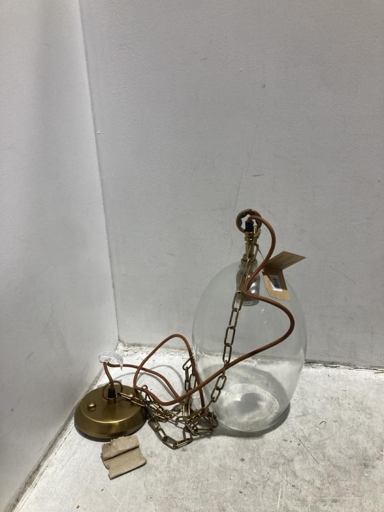 Lot 34  
            Chesterfield SR44 - Parcel Delivery Only 

                
NKUKU OTORO RECYCLED GLASS PENDANT - CLEAR - SMALL OVAL - ITEM NO. OP1401 - ORIGI...