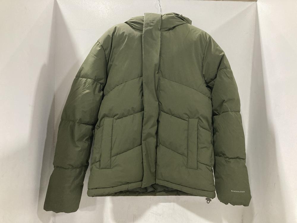Lot 359  
            Chesterfield SR44 - Parcel Delivery Only 

                
JACK & JONES JACKET IN BLACK SIZE XL TO INCLUDE JACK & JONES COAT IN GREEN SIZE S...