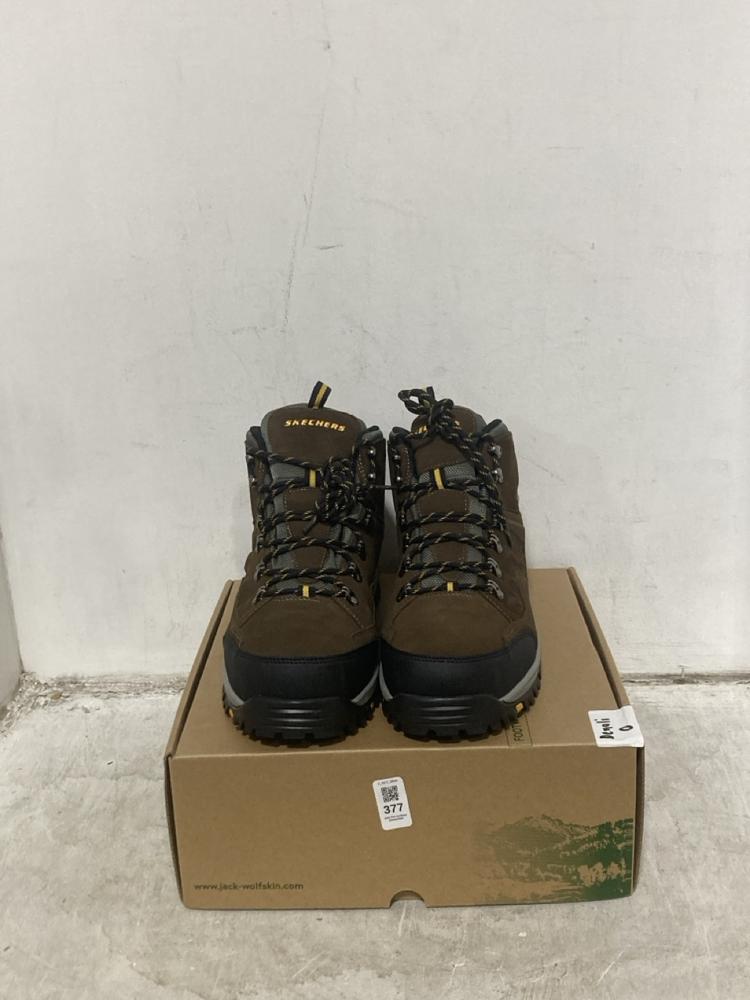 Lot 377  
            Chesterfield SR44 - Parcel Delivery Only 

                
SKECHERS BOOTS IN BROWN SIZE 12 TO INCLUDE JACK WOLFSKIN EVERQUEST PRO IN BLACK S...
